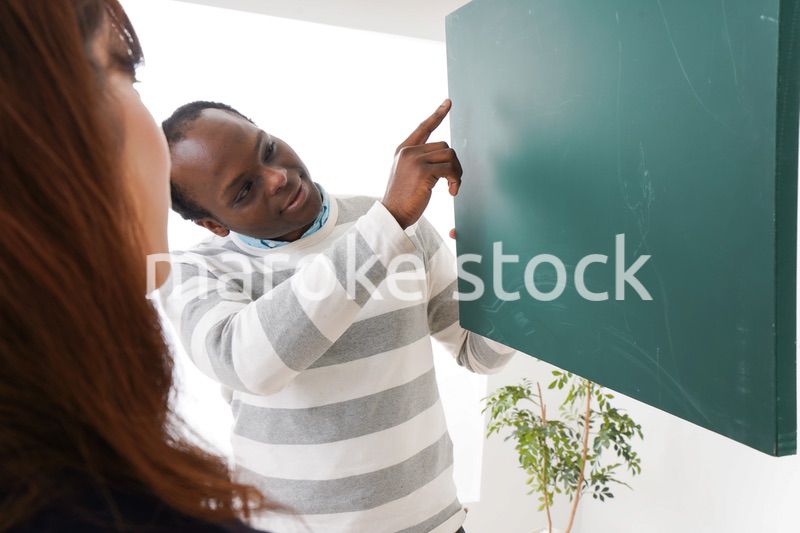 ネイティブの教師から授業を受ける女性