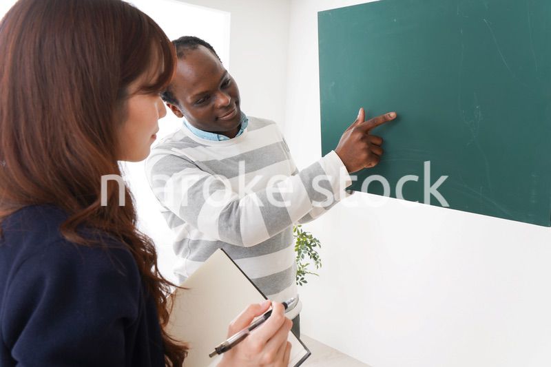 ネイティブの教師から授業を受ける女性