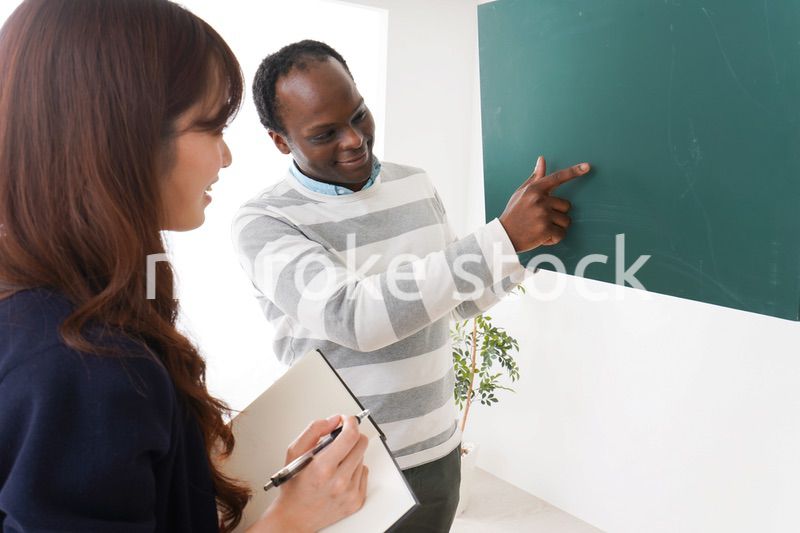 ネイティブの教師から授業を受ける女性