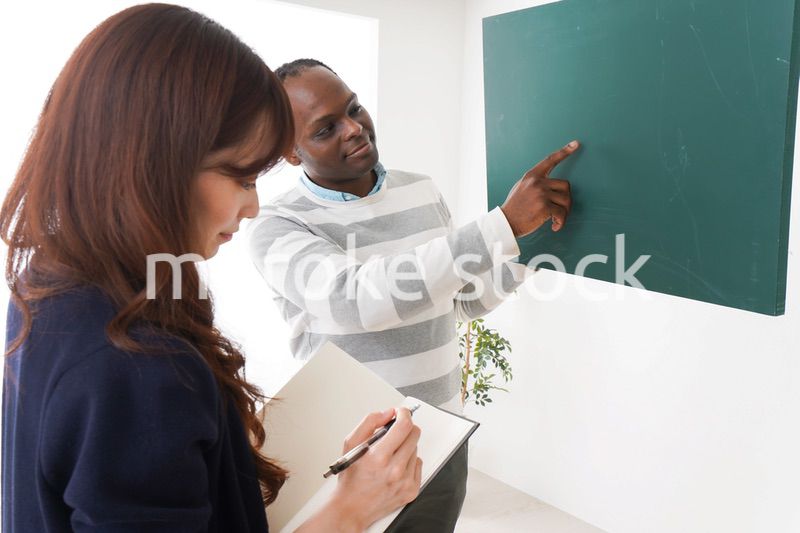 ネイティブの教師から授業を受ける女性