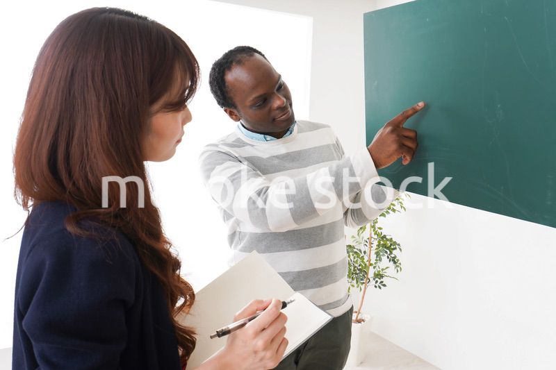 ネイティブの教師から授業を受ける女性