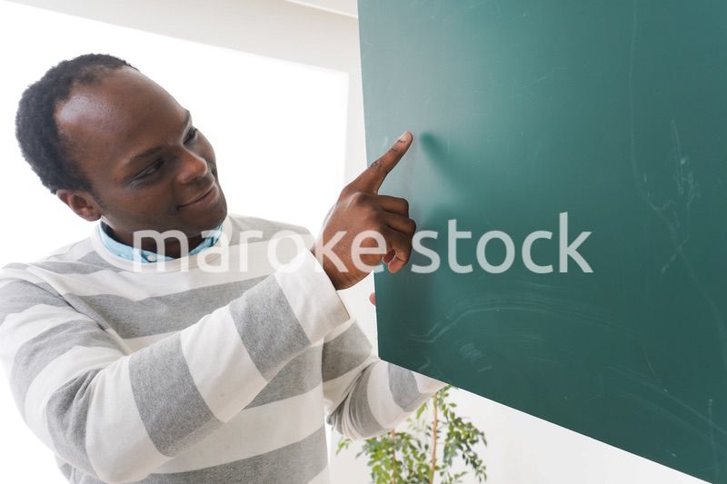 ネイティブの教師から授業を受ける女性