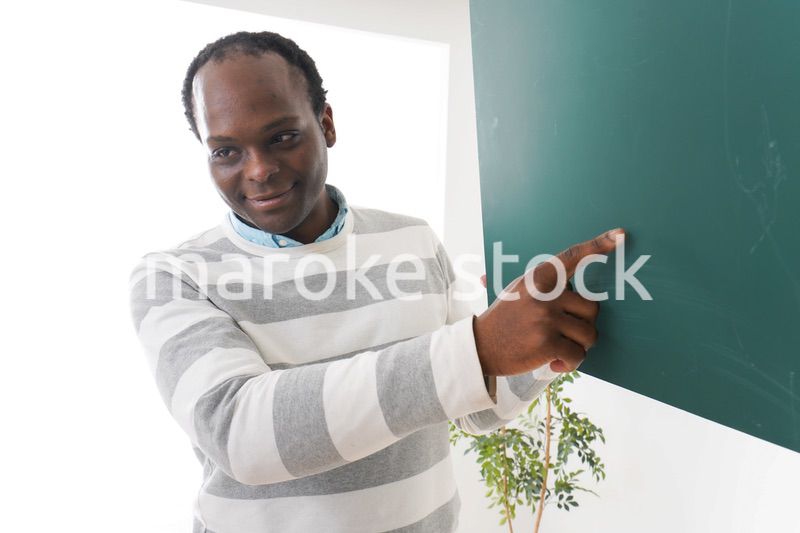 ネイティブの教師から授業を受ける女性