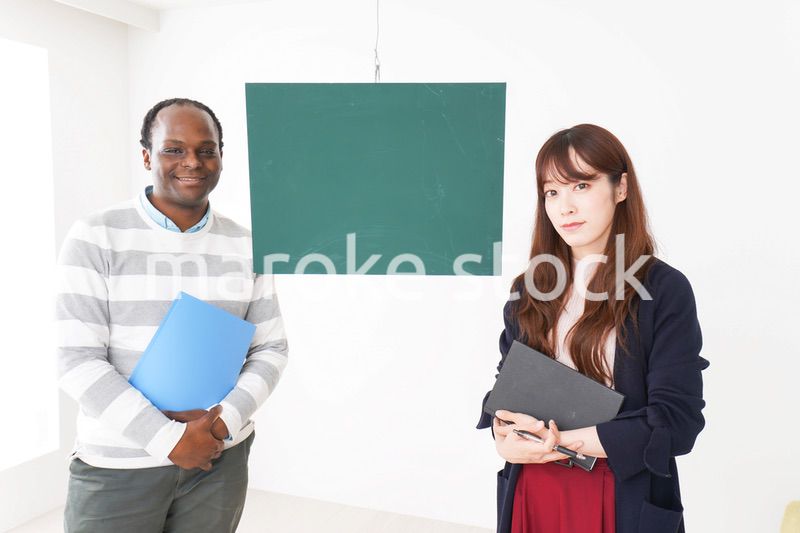 ネイティブの教師から授業を受ける女性