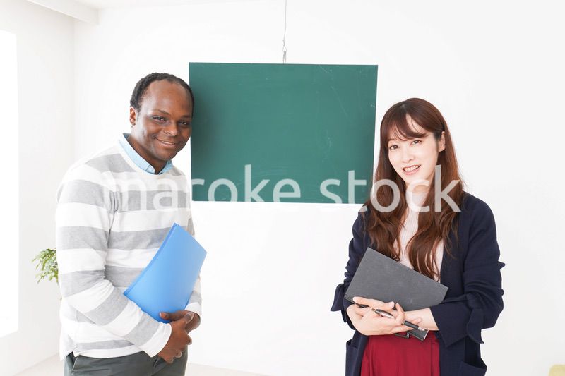 ネイティブの教師から授業を受ける女性