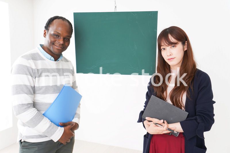 ネイティブの教師から授業を受ける女性