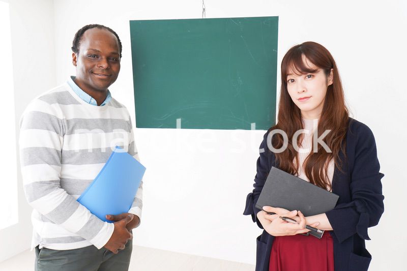 ネイティブの教師から授業を受ける女性