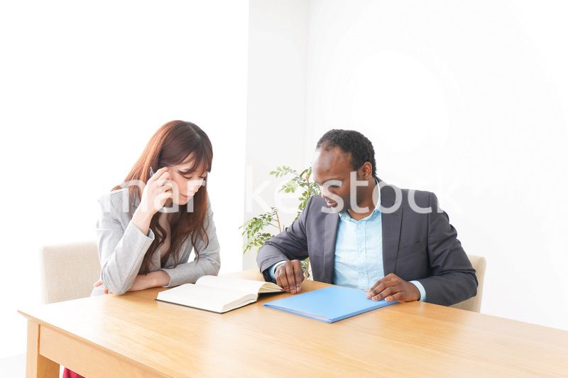 オフィスで会議をする2人のビジネスパーソン