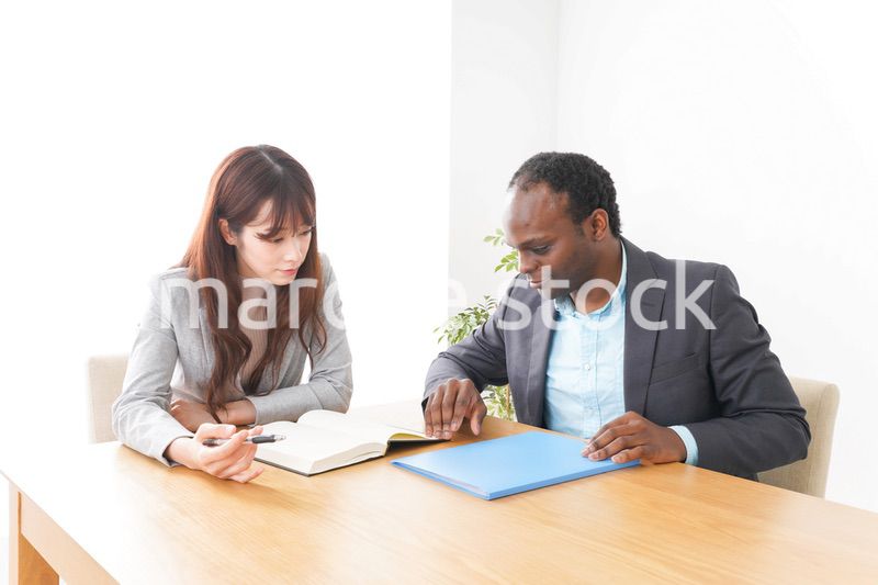 オフィスで会議をする2人のビジネスパーソン