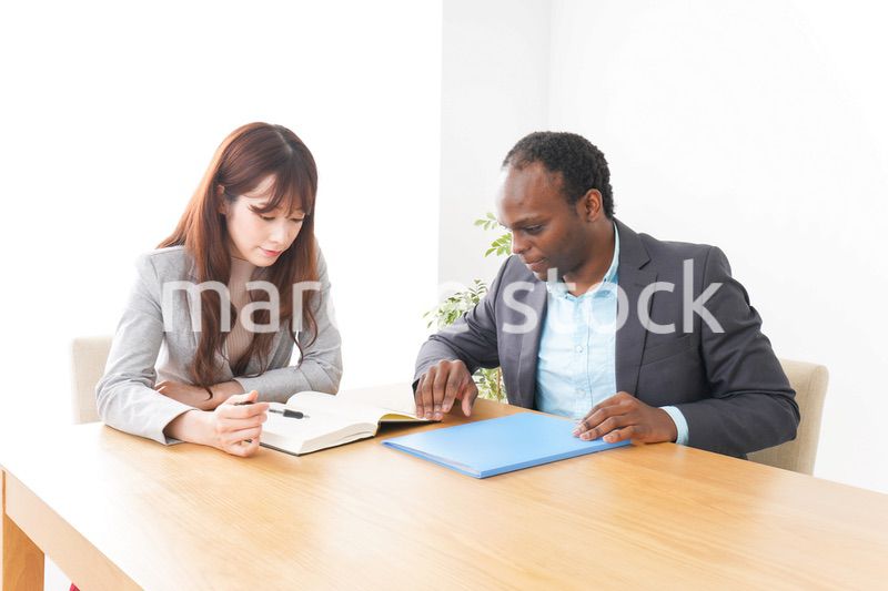 オフィスで会議をする2人のビジネスパーソン