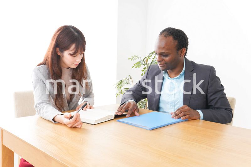 オフィスで会議をする2人のビジネスパーソン