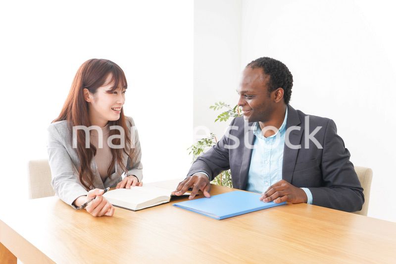 オフィスで会議をする2人のビジネスパーソン