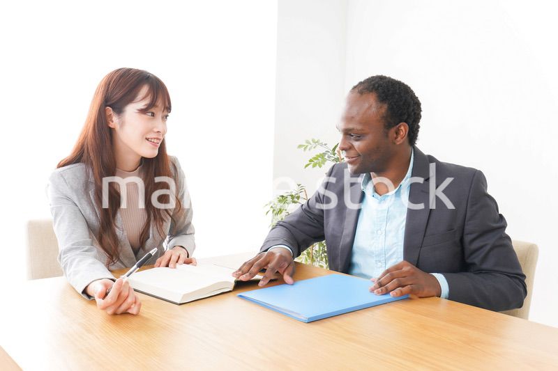 オフィスで会議をする2人のビジネスパーソン