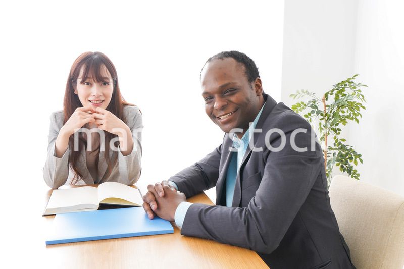 オフィスで会議をする2人のビジネスパーソン