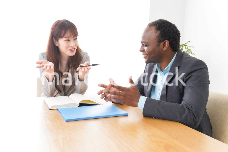 オフィスで会議をする2人のビジネスパーソン