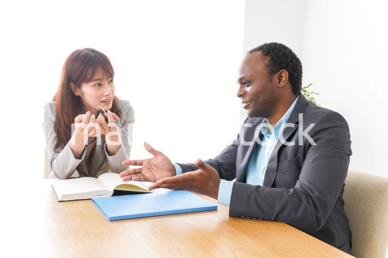 オフィスで会議をする2人のビジネスパーソン