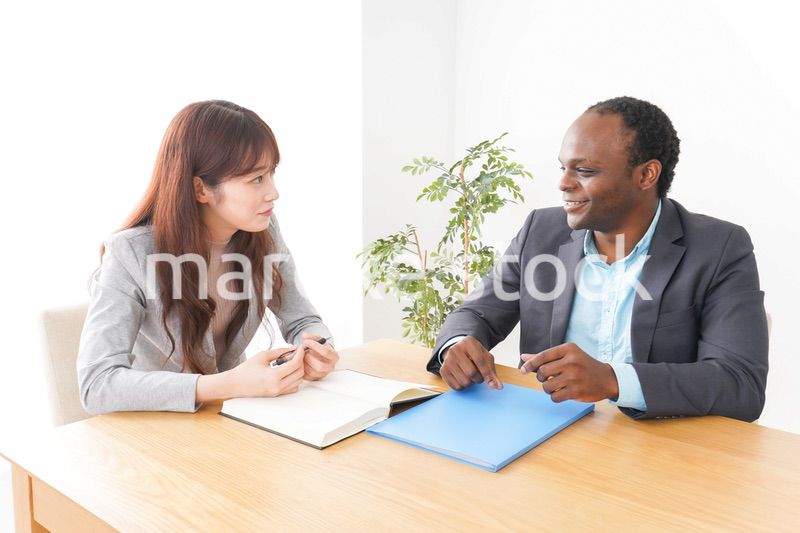 オフィスで会議をする2人のビジネスパーソン