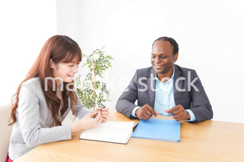 オフィスで会議をする2人のビジネスパーソン