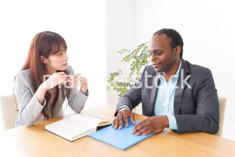 オフィスで会議をする2人のビジネスパーソン