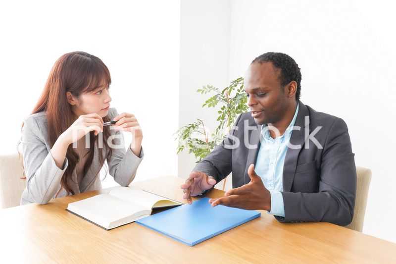 オフィスで会議をする2人のビジネスパーソン