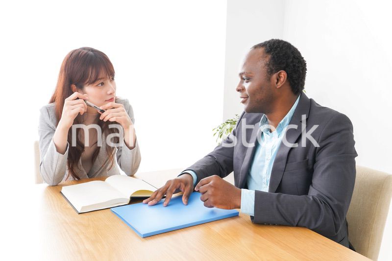 オフィスで会議をする2人のビジネスパーソン