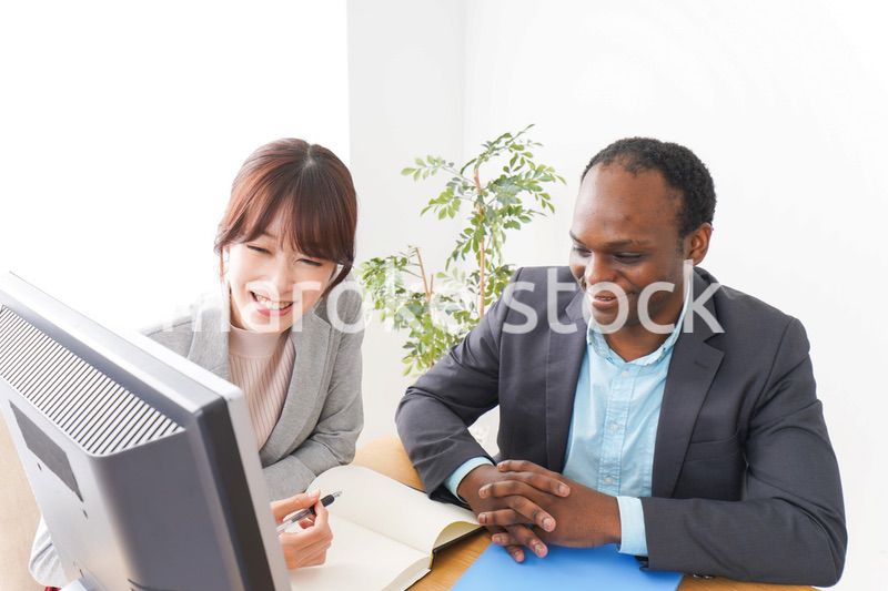 オフィスでパソコンを使う2人のビジネスパーソン