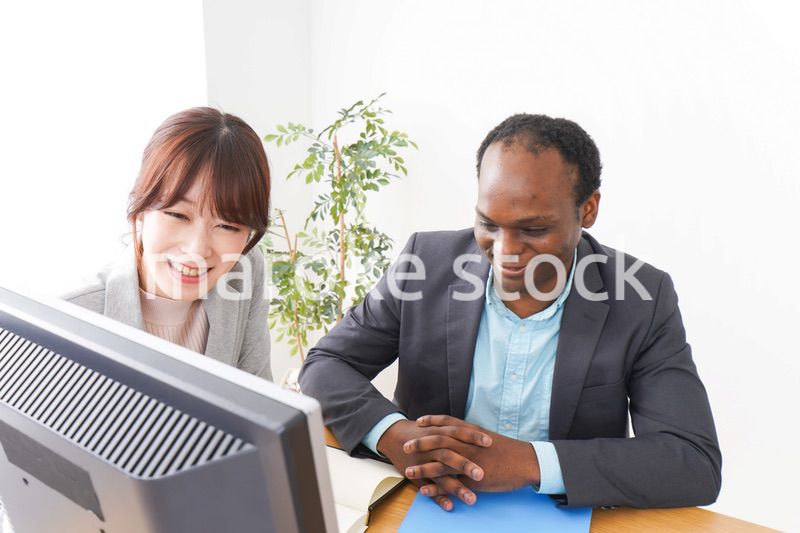 オフィスでパソコンを使う2人のビジネスパーソン