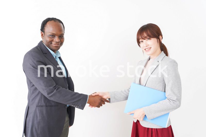 握手をする2人のビジネスパーソン