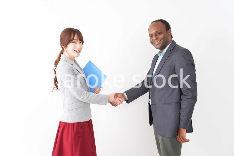 握手をする2人のビジネスパーソン