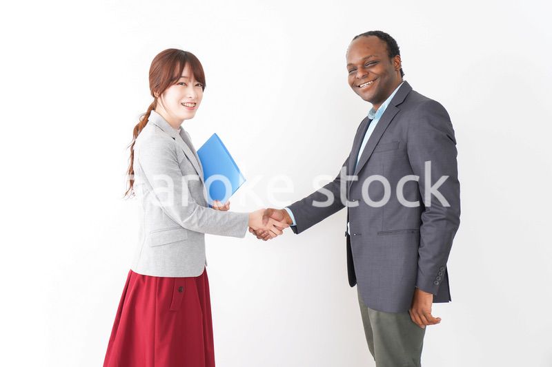 握手をする2人のビジネスパーソン