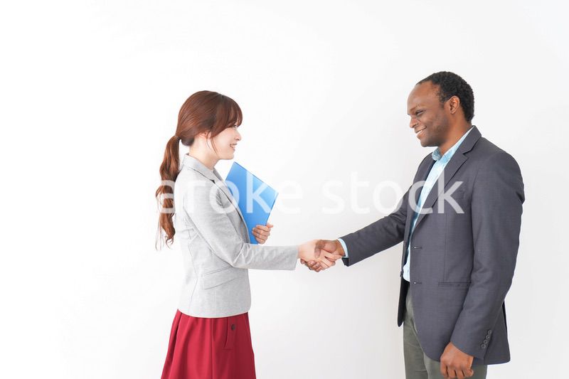 握手をする2人のビジネスパーソン