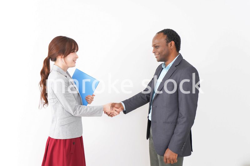 握手をする2人のビジネスパーソン