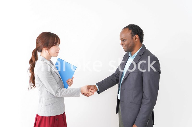 握手をする2人のビジネスパーソン