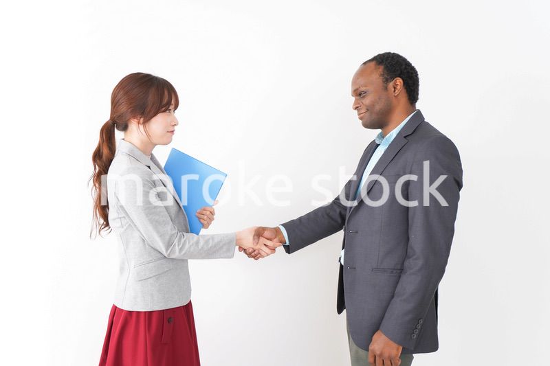 握手をする2人のビジネスパーソン