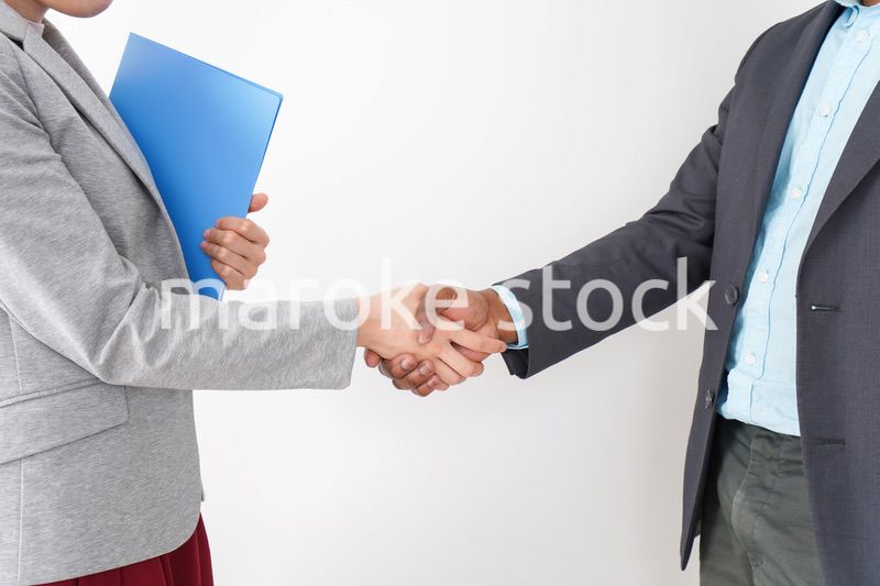 握手をする2人のビジネスパーソン