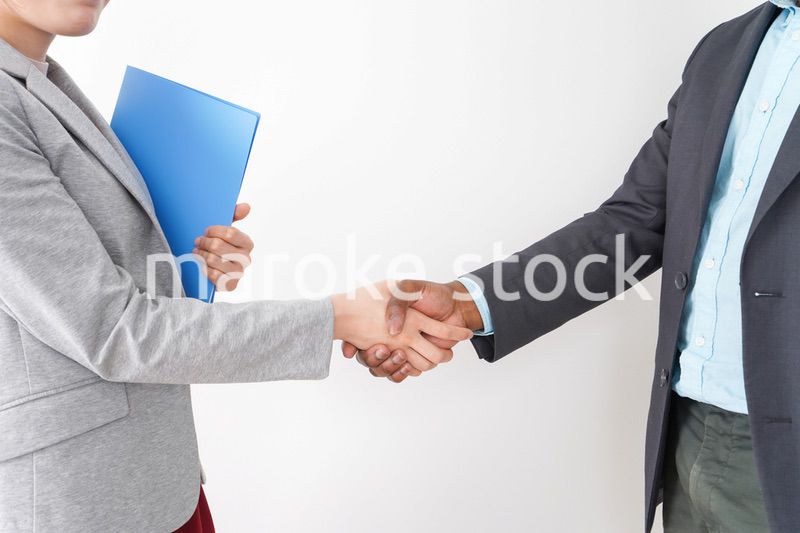 握手をする2人のビジネスパーソン