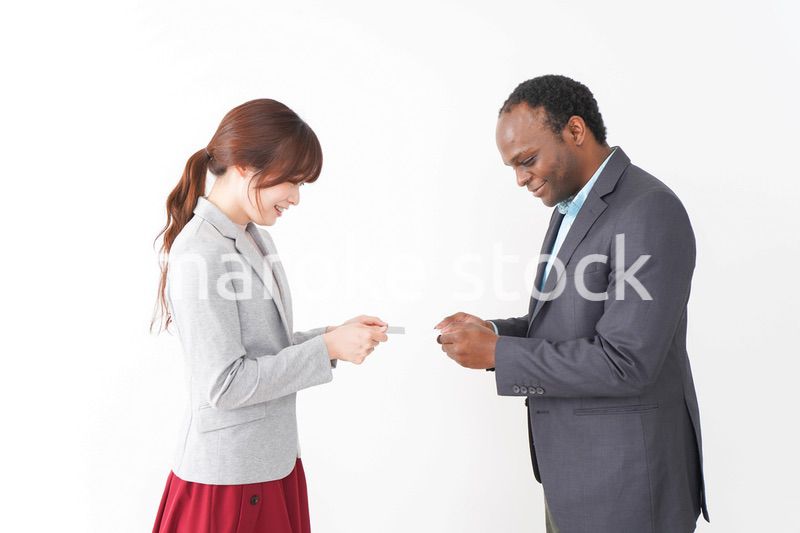 名刺交換をする2人のビジネスパーソン