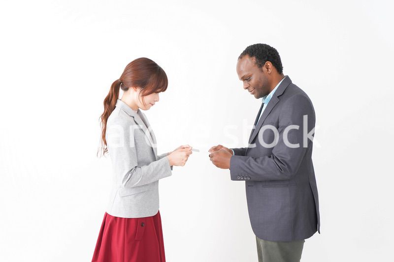 名刺交換をする2人のビジネスパーソン