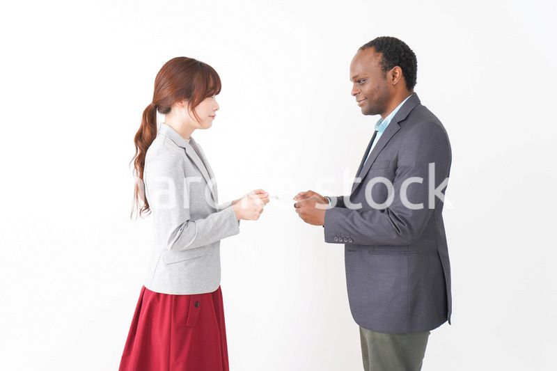 名刺交換をする2人のビジネスパーソン