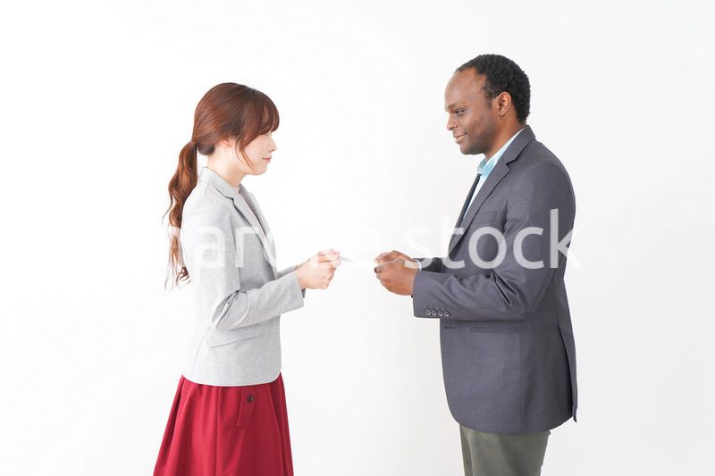 名刺交換をする2人のビジネスパーソン