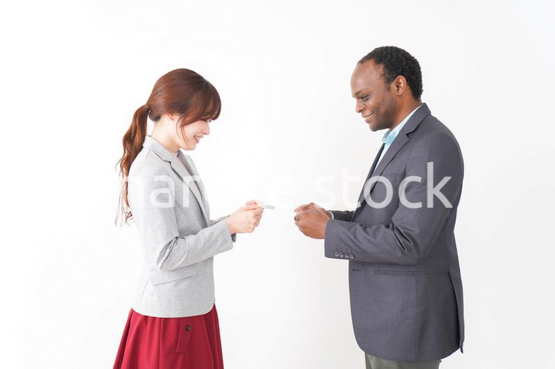 名刺交換をする2人のビジネスパーソン