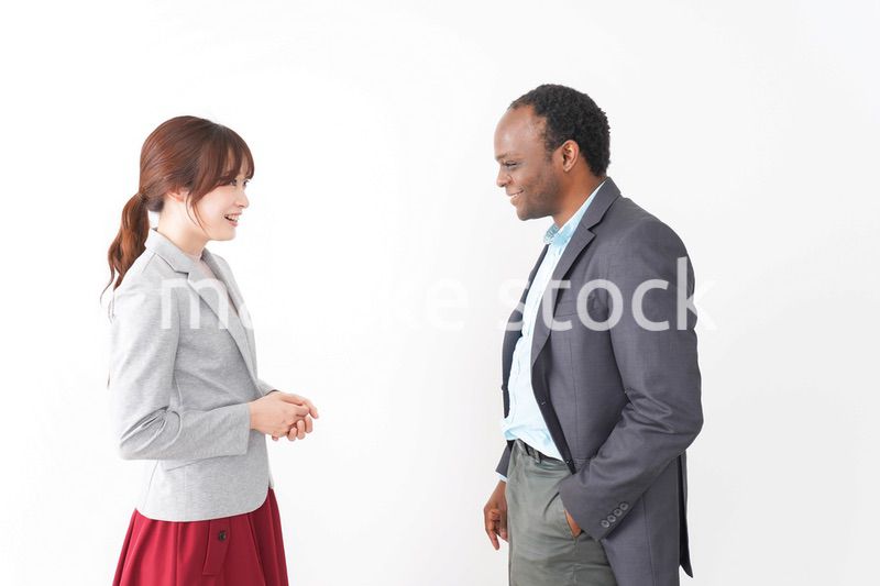 名刺交換をする2人のビジネスパーソン