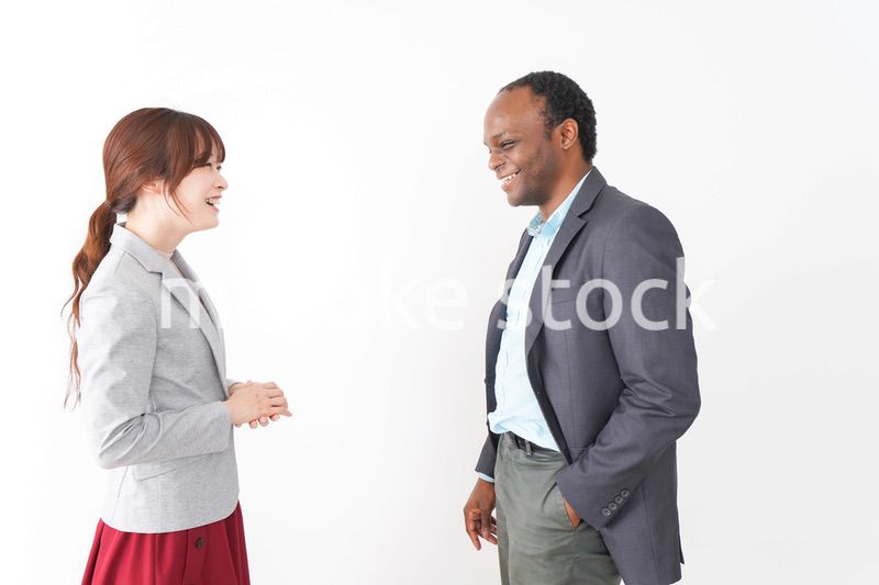 名刺交換をする2人のビジネスパーソン