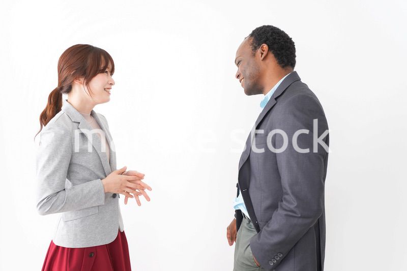 オフィスで意見交換をする2人のビジネスパーソン