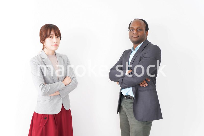 腕を組む2人のビジネスパーソン