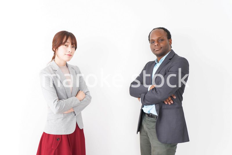 腕を組む2人のビジネスパーソン