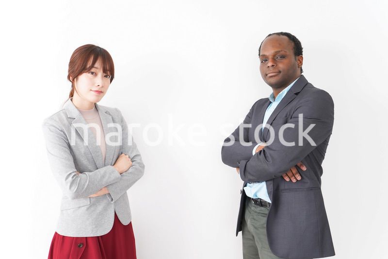 腕を組む2人のビジネスパーソン