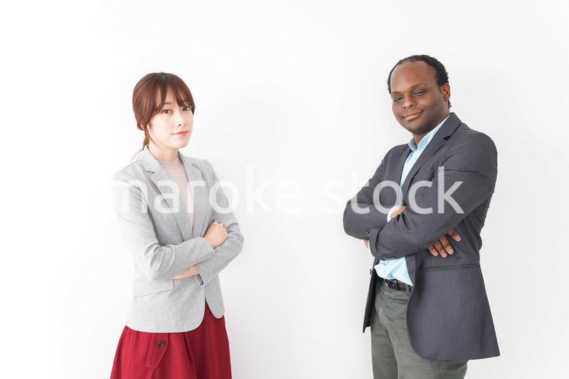 腕を組む2人のビジネスパーソン