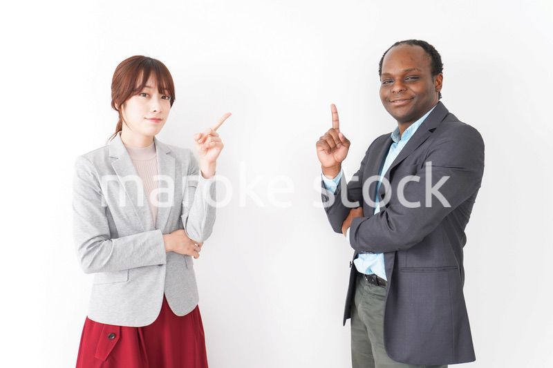 指を指す2人のビジネスパーソン