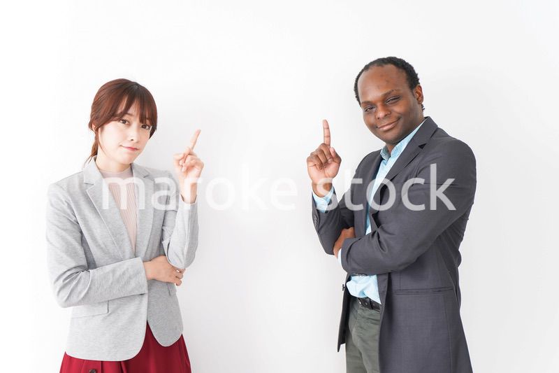 指を指す2人のビジネスパーソン